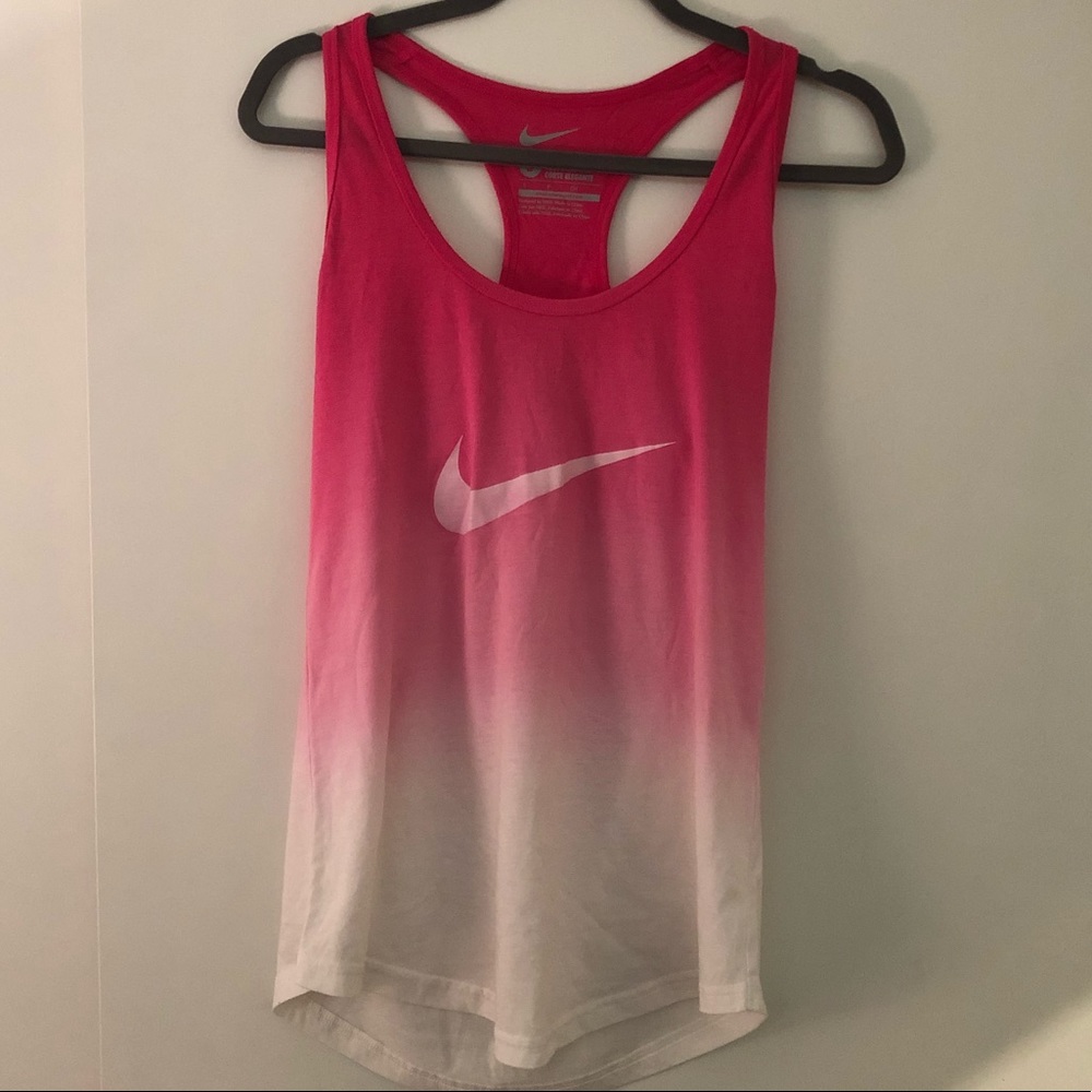 Nike Women’s Coupe Ajustee Corte Elagante tank